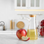 Jablečný ocet jako levný zázrak: 11 tipů, jak ho využít v domácnosti, na tělo i domácí mazlíčky