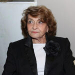 V 97 letech zpívá, cvičí i pracuje. Yvetta Simonová prozrazuje, jak stárnout s grácií a humorem V 97 letech zpívá, cvičí i pracuje