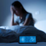 Budíte se každou noc ve stejnou dobu? Věda vysvětluje, co se s tělem děje a kdy zpozornět