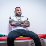 Karlos Vémola byl na kontrole po operaci. Ukázal se se železy v čelisti jako Terminátor Karlos Vémola byl na kontrole po operaci