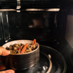 Tyhle potraviny znovu neohřívejte. Odborníci varují před skrytým rizikem v běžných zbytcích Tyhle potraviny znovu neohřívejte