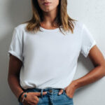Bílé tričko a džíny jsou nesmrtelná klasika, která nikdy nezklame. Naučte se je nosit pokaždé jinak Bílé tričko a džíny jsou nesmrtelná klasika, která nikdy nezklame