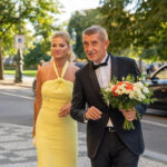 Monika Babišová vsadila na nepřehlédnutelnou žlutou. Komentující se neshodnou, zda trefila dress code Monika Babišová vsadila na nepřehlédnutelnou žlutou